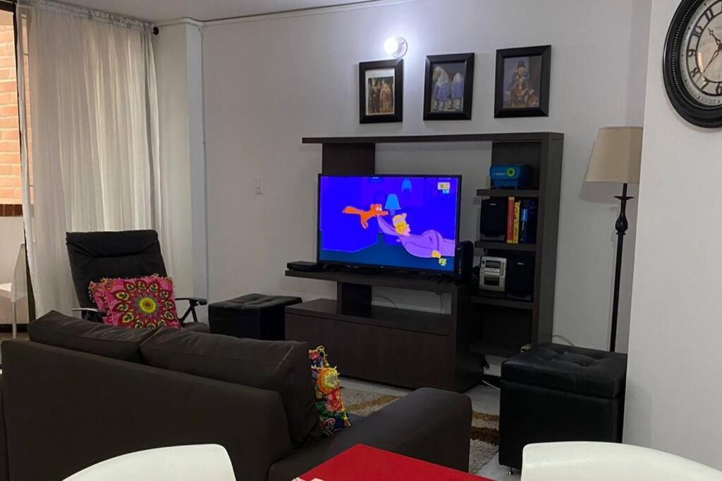 4 - 3 Banos , Enfrente Del Exito De Laureles Apartment *